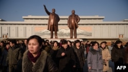 Ciudadanos de Pyongyang rinden tributo a Kim Il Sung (right.) en 76 aniversario de la fundación de Corea del Norte. 