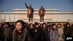 Ciudadanos de Pyongyang rinden tributo al dictador Kim Il Sung en el 76 aniversario de la fundación de Corea del Norte. (AFP/Kim Won-Jin).
