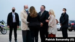 Mike Pompeo en el aeropuerto Le Bourget de París, noviembre 14, 2020 (Patrick Semansky / AFP).