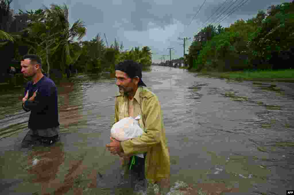 Las lluvias del huracán Helene inundaron las calles en Guanimar, provincia de Artemisa, Cuba, el 25 de septiembre de 2024.