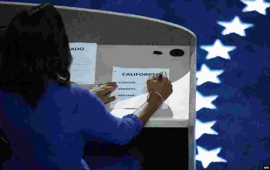 La alcaldesa de Baltimore Stephanie Rawlings-Blaket registra las votaciones en el segundo día de la Convención Nacional Demócrata hoy, &nbsp;en el Centro Wells Fargo en Filadelfia (EE.UU.)