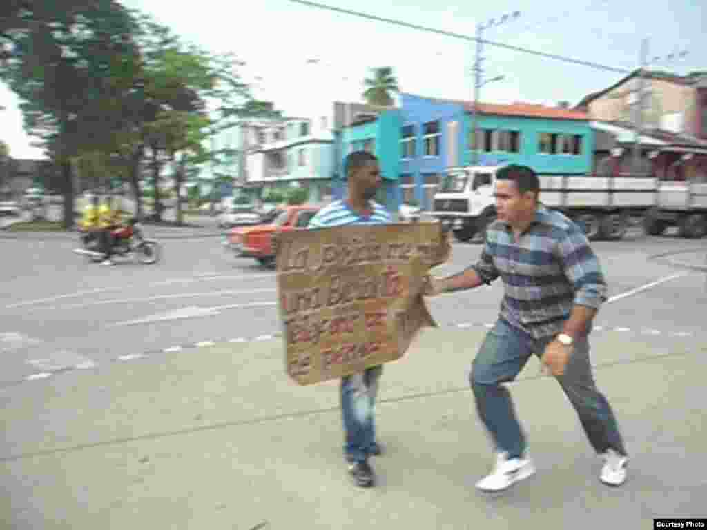 Yoandris Beltrán Gamboa, Secretario General de la UNPACU protesta ante la unidad policial. 