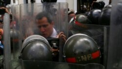 Guaidó enfrenta a la policía militarizada que rodea el palacio legislativo. REUTERS/Fausto Torrealba