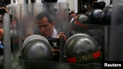 Guaidó enfrenta a la policía militarizada que rodea el palacio legislativo. REUTERS/Fausto Torrealba