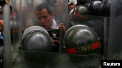 Guaidó enfrenta a la policía militarizada que rodea el palacio legislativo. REUTERS/Fausto Torrealba