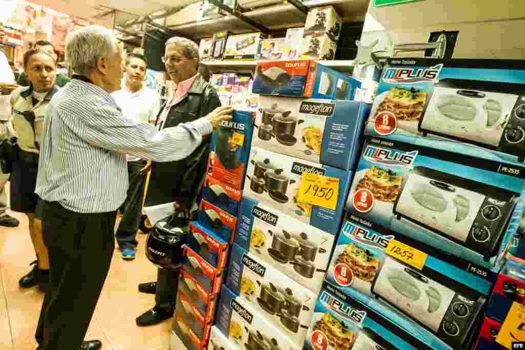 Un grupo de personas realiza compras de electrodomésticos hoy, martes 12 de noviembre del 2013, en Caracas (Venezuela). El presidente venezolano, Nicolás Maduro, continúa su particular ofensiva contra los precios y hoy anunció la ampliación de la interven