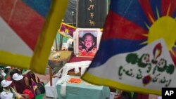 Budistas tibetanos en la India orando por el Panchen Lama, el 25 de abril de 2019. (AP Photo/Ashwini Bhatia, File).