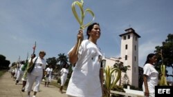 Las Damas de Blanco marchan con ramos de palma el domingo 1 de abril de 2012, como parte del Domingo de Ramos en La Habana (Cuba). EFE/Alejandro Ernesto