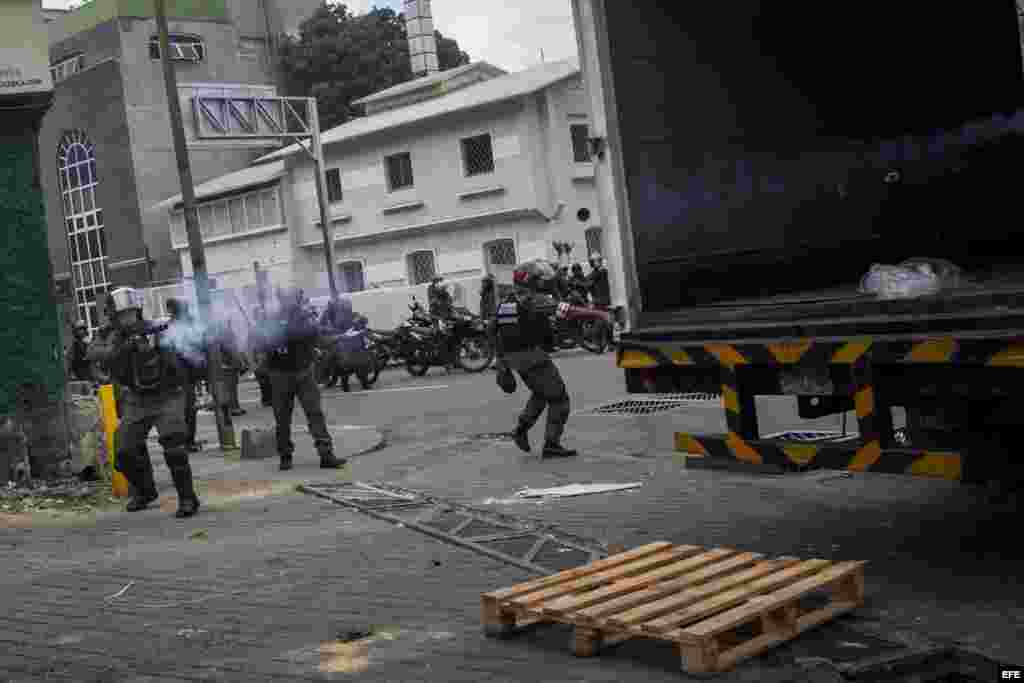 Miembros de la Guardia Nacional Bolivariana se enfrentan a manifestantes opositores