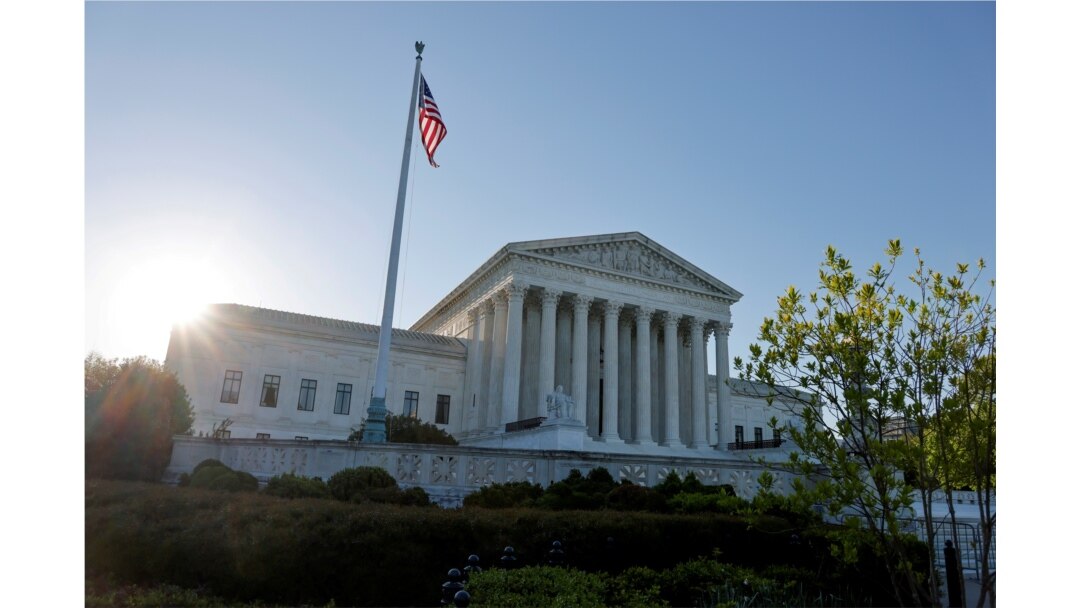 Amanecer en edificio de la Corte Suprema de Estados Unidos en Washington, Estados Unidos, 26 de abril de 2021. Foto: REUTERS/Jonathan Ernst/Archivo.