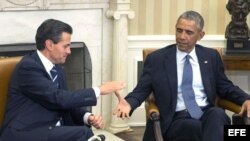 Enrique Peña Nieto saluda a su homólogo estadounidense Barack Obama durante la reunión que han mantenido en la Casa Blanca.