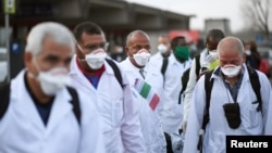 Médicos cubanos enviados a Italia, en marzo de 2020. REUTERS/Daniele Mascolo
