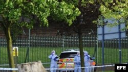 Varios forenses británicos inspeccionan el lugar donde un soldado murió y otros dos resultaron heridos en un ataque con machete en Londres, Reino Unido hoy, miércoles 22 de mayo de 2013