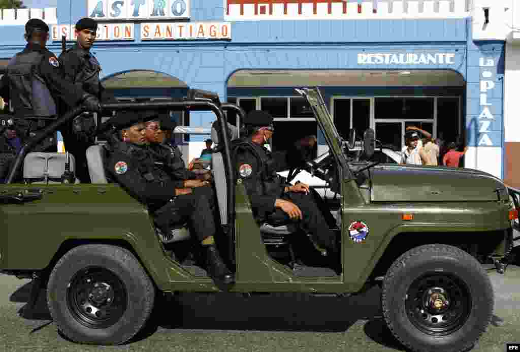 Soldados de las Tropas Especiales cubanas patrullan hoy, sábado 24 de marzo de 2012, los alrededores del altar preparado para la misa que oficiará el papa Benedicto XVI el próximo lunes en la Plaza de la Revolución Antonio Maceo, en Santiago de Cuba