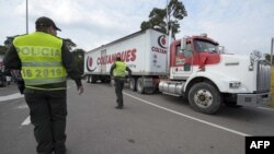 Camiones con ayuda humanitaria procedente de Estados Unidos arriban a Cúcuta, ciudad colombiana fronteriza con Venezuela. 