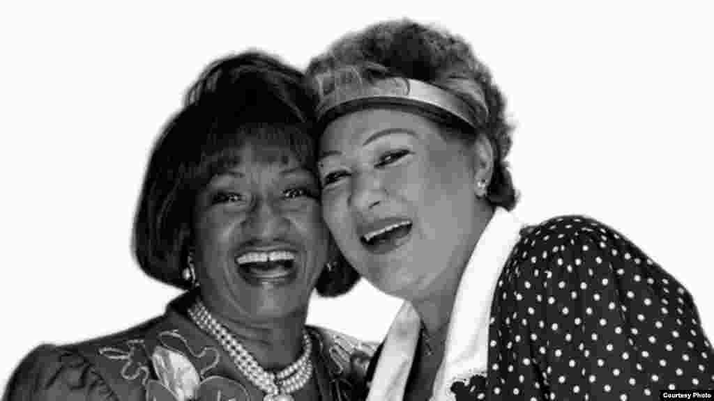 Las cantantes Celia Cruz y Olga Guillot posan para Koltun, en la que sería su última fotografía de estudio juntas.
