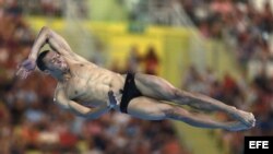 El saltador cubano José Antonio Guerra compite la semifinal olímpica de saltos de natación desde plataforma de 10 metros en el Centro Acuático en Londres, el sábado 11 de agosto de 2012. EFE/Barbara Walton