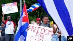 La gente participa en una manifestación frente a la Casa Blanca en Washington, el martes 13 de julio de 2021, en apoyo a los manifestantes en Cuba. (Foto AP / Susan Walsh)