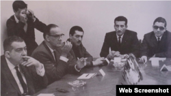 En la fotografía aparecen José Lezama Lima, Camilo José Cela, Mario Vargas Llosa, Jaime Sabines y Edmundo Aray en la Casa de las Americas, La Habana en 1965. Cela y Vargas Llosa fueron miembros del jurado. 