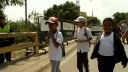 Niños venezolanos cruzan hacia Colombia para asistir a la escuela