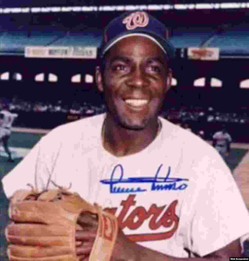 Orestes &quot;Minnie&quot; Miñoso con el uniforme de los Senadores de Washington (1963).