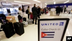FOTO ARCHIVO. Pasajeros esperan abordar el primer vuelo de United desde el Aeropuerto Internacional Newark Liberty a La Habana, Cuba, el 29 de noviembre de 2016. (Foto AP/Julio Cortez)