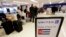 FOTO ARCHIVO. Pasajeros esperan abordar el primer vuelo de United desde el Aeropuerto Internacional Newark Liberty a La Habana, Cuba, el  29 de noviembre de 2016. (Foto AP/Julio Cortez)