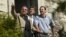 El general Raúl Castro, su nieto Raúl Guillermo y su hijo Alejandro Castro, en Lancara, Galicia.