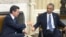 Enrique Peña Nieto saluda a su homólogo estadounidense Barack Obama durante la reunión que han mantenido en la Casa Blanca.