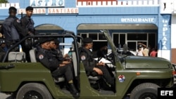 Soldados de las Tropas Especiales cubanas patrullan los alrededores del altar preparado para la misa que oficiará el papa Benedicto XVI el próximo lunes en la Plaza de la Revolución Antonio Maceo, en Santiago de Cuba