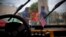 Imagen de banderas de EEUU y Cuba en un automóvil en La Habana, el 10 de agosto de 2016. (AP Photo/Ramón Espinosa).