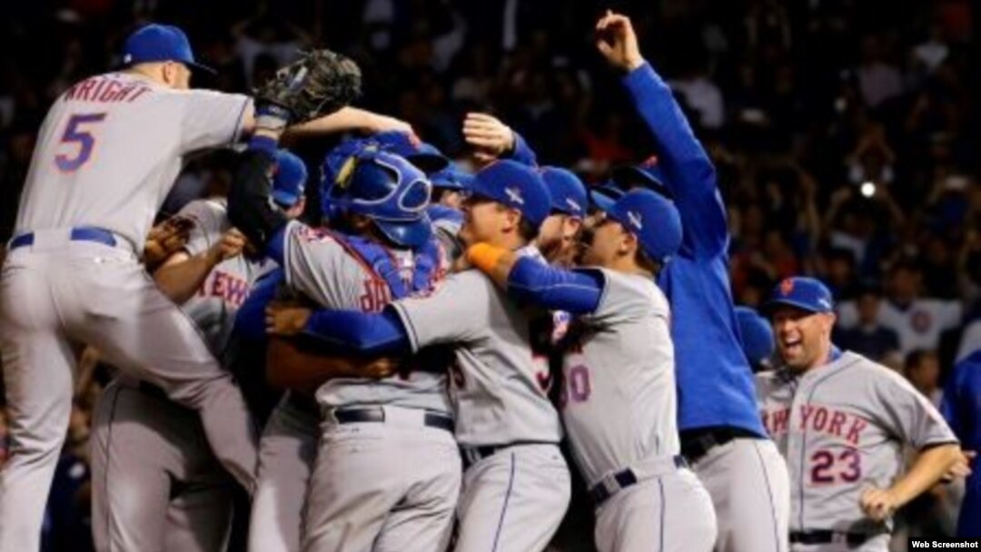 Los Mets celebran su victoria sobre los Cachorros de Chicago. Van a la Serie Mundial.