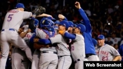 Los Mets celebran su victoria sobre los Cachorros de Chicago. Van a la Serie Mundial.