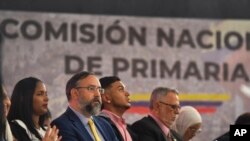 El presidente de la Comisión Nacional de Primarias, Jesús María Casal, asiste a un acto para anunciar la fecha de las elecciones primarias del candidato opositor. (AP/Matias Delacroix)