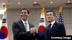 El secretario de Defensa, Mark Esper,y el ministro de Defensa de Corea, Jeong Kyeong-doo.