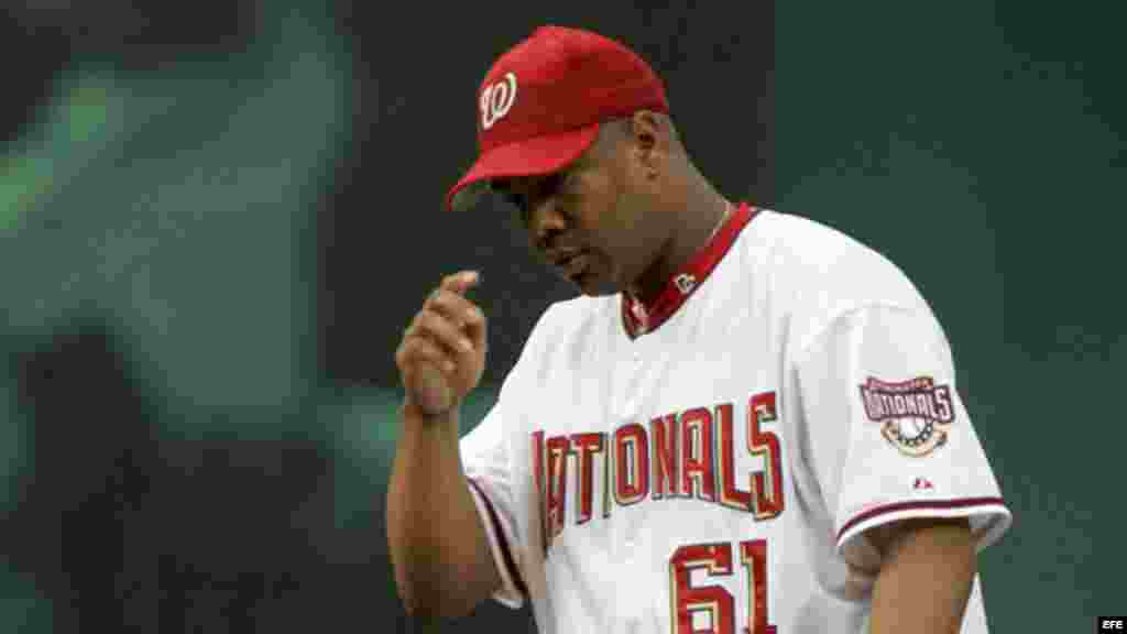 El pitcher de los nacionales de Washington, Liván Hernández aplasta la tierra después de dejar la primera carrera en casa al derecho campista de los Mets de Nueva York Mike Cameron el 6 de julio del 2005, en el estadio RFK en Washington.