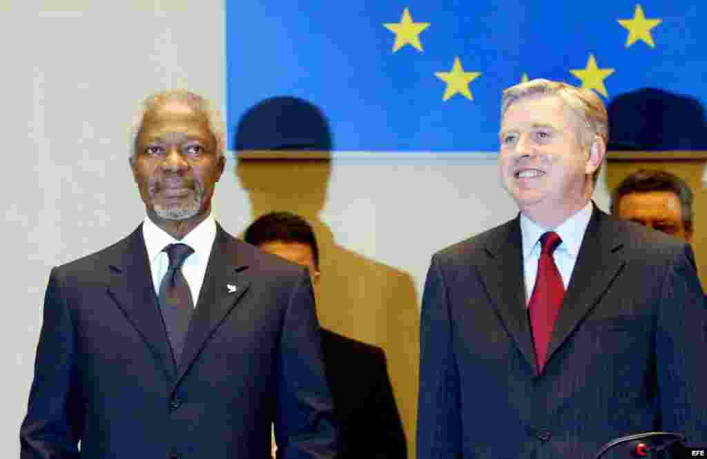 Irish Pat Cox (R), Chairman of the European Parliament, and Kofi Annan (L), Secretary General of the United Nations, prepare for a news conference at the European Parliament in Brussels, Thursday 29 January 2004. Kofi Annan accepted European Parliaments p