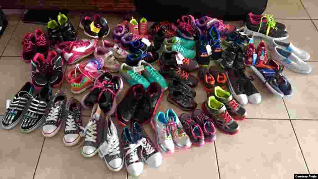 Marlene García compartió en redes esta imagen con los zapatos colectados en un día. Asegura que hay muchos más. Foto tomada del Facebook de Run Across Cuba.