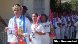 Dama de Blanco Rosa Escalona al frente de una marcha en Holguín.