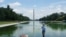 Un trabajador limpia las algas del estanque reflectante del Monumento a Lincoln en Washington D.C., pintado de azul por orden del presidente Trump, con motivo del 250 aniversario de la Independencia de Estados Unidos.