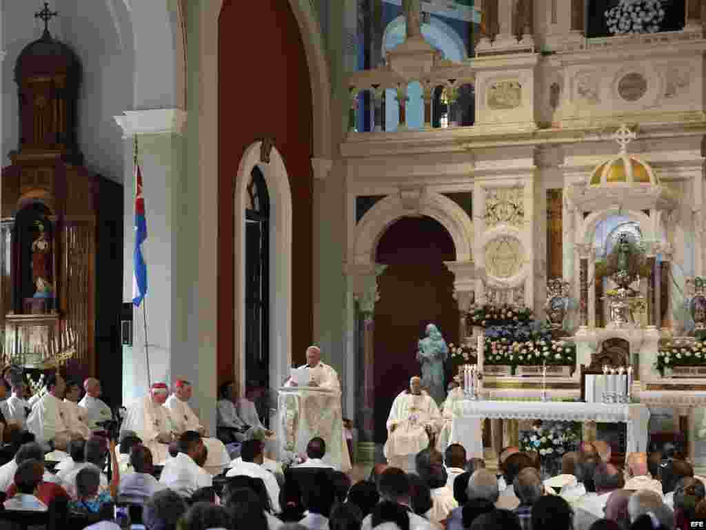 El papa Francisco (c) oficia una misa hoy, martes 22 de septiembre de 2015, en la Basílica Menor del Santuario de Nuestra Señora de la Caridad del Cobre en Santiago (Cuba).