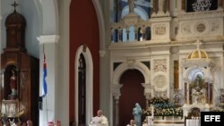 El papa Francisco oficia la misa en el Santuario de la Virgen de la Caridad del Cobre.