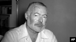 El autor de EEUU, Ernest Hemingway, en 1951 en San Francisco de Paula, Cuba. (AP Foto, Archivo).