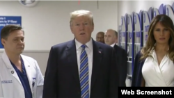 El Presidente Donald Trump, acompañado de la Primera Dama, visita a sobrevivientes de la masacre en Hospital de Broward