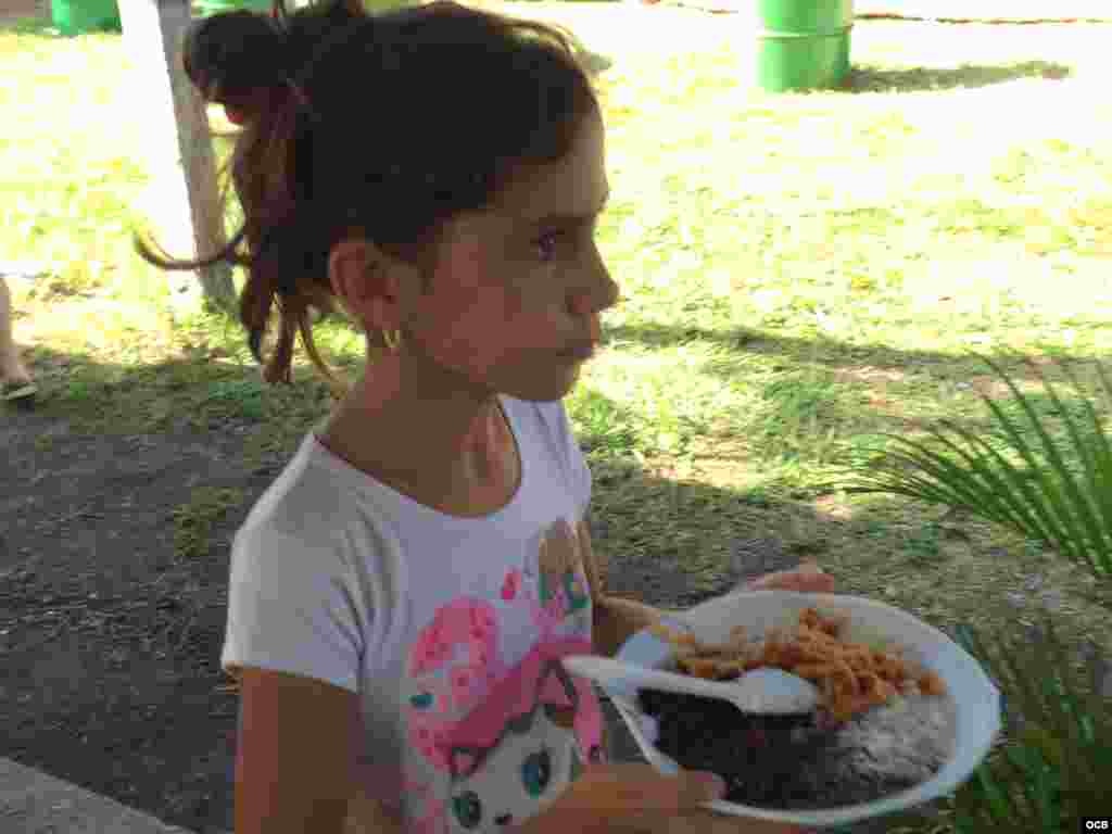Cubanos reciben alimentos en una escuela del cantón La Cruz, convertida en albergue para dar refugio temporal a los migrantes varados entre la frontera de Costa Rica y Nicaragua.