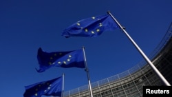 Las banderas de la Unión Europea ondean frente a la sede de la Comisión Europea en Bruselas. REUTERS/Yves Herman/File Photo
