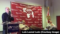 Antonio Ledezma, junto a Asdrúbal Aguiar y Carlos Alberto Montaner, en Miami Dade College.