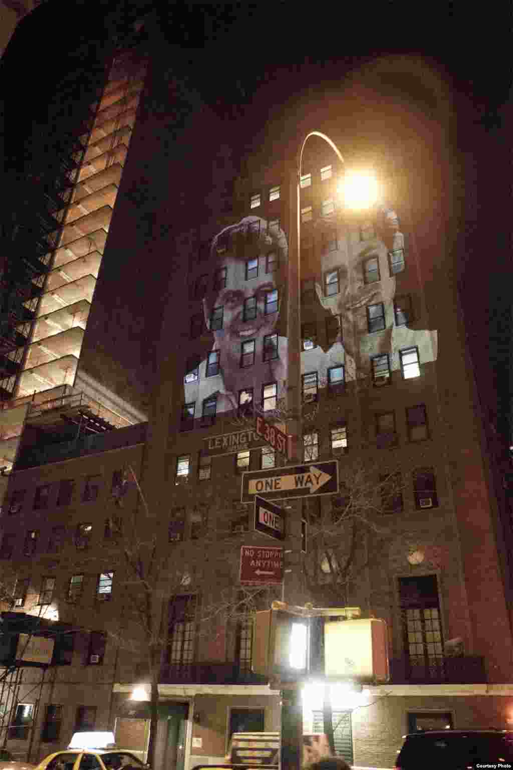 Geandy Pavón con el Proyecto Luz y Libertad proyecta imágenes de Oswaldo Payá y Harold Cepero en edificio de ONU New York