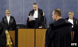 El juez Oscar Maggi (c) lee el veredicto al concluir el juicio contra el ex primer ministro italiano Silvio Berlusconi por el llamado caso Unipol en un tribunal de Milán (Italia).