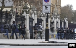 Agentes de policía británicos permanecen en guardia tras un tiroteo ante el Parlamento en Londres, Reino Unido, hoy, 22 de marzo de 2017.